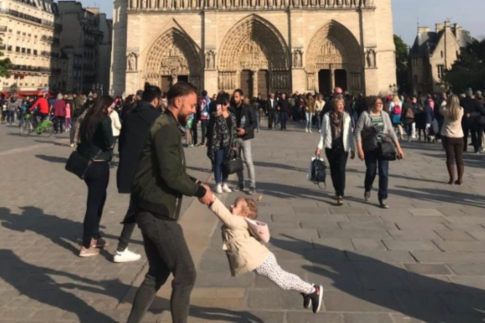 Цел свет ги бара, фотографирани се еден час пред пожарот во Нотр Дам