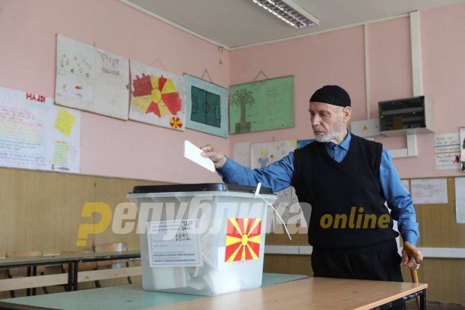 Најнизок одѕив досега: Албанците или бојкотираат или се отселуваат