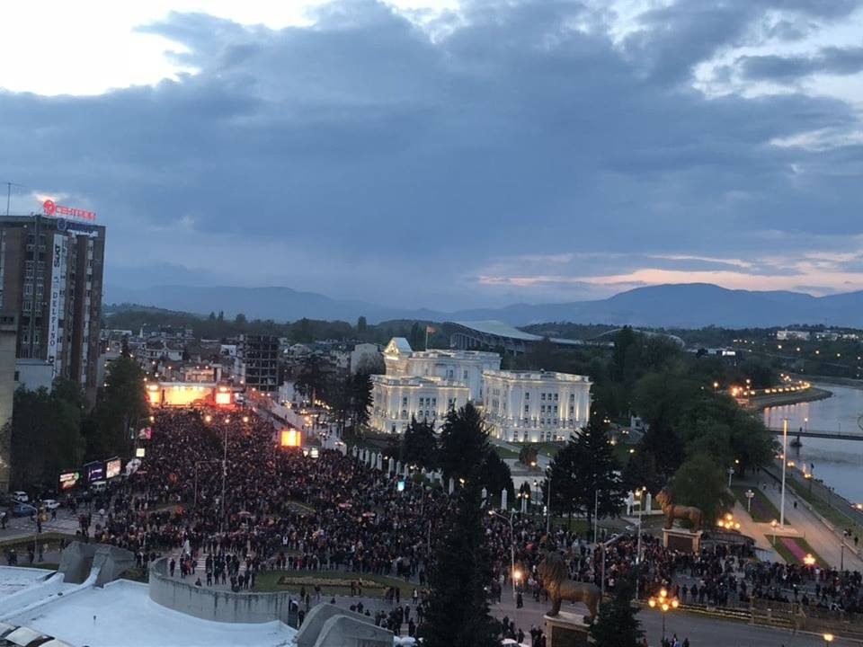 Река народ се движи кон Владата, ечи „Нешто ќе те питам бабо“