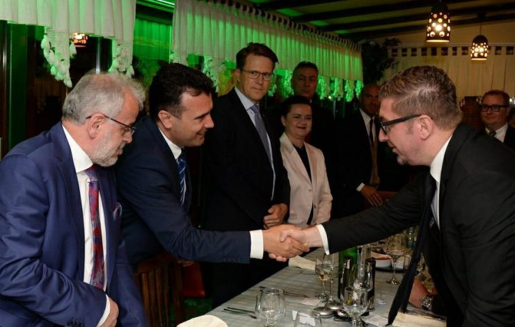 Мицкоски обелодени непристојни предлози од лидерските средби со Заев