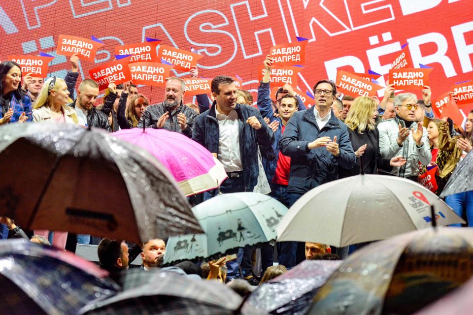 Заев запеа за Мицкоски и Силјановска: „Strangers in the night“