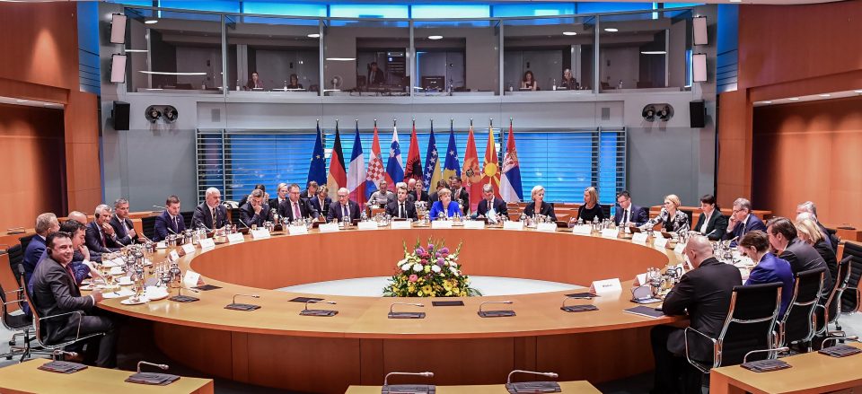 Меркел и Макрон: Да расчистиме, проширување на ЕУ во јуни нема да има!