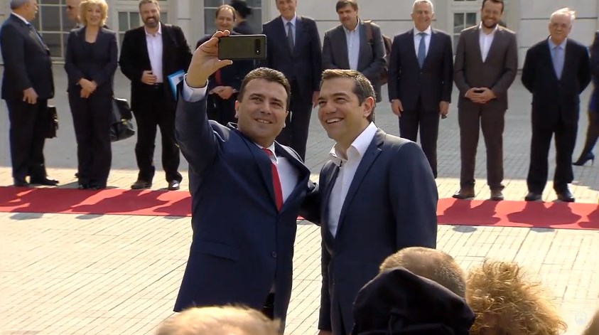 Ципрас со државни и воени почести пречекан пред Владата 