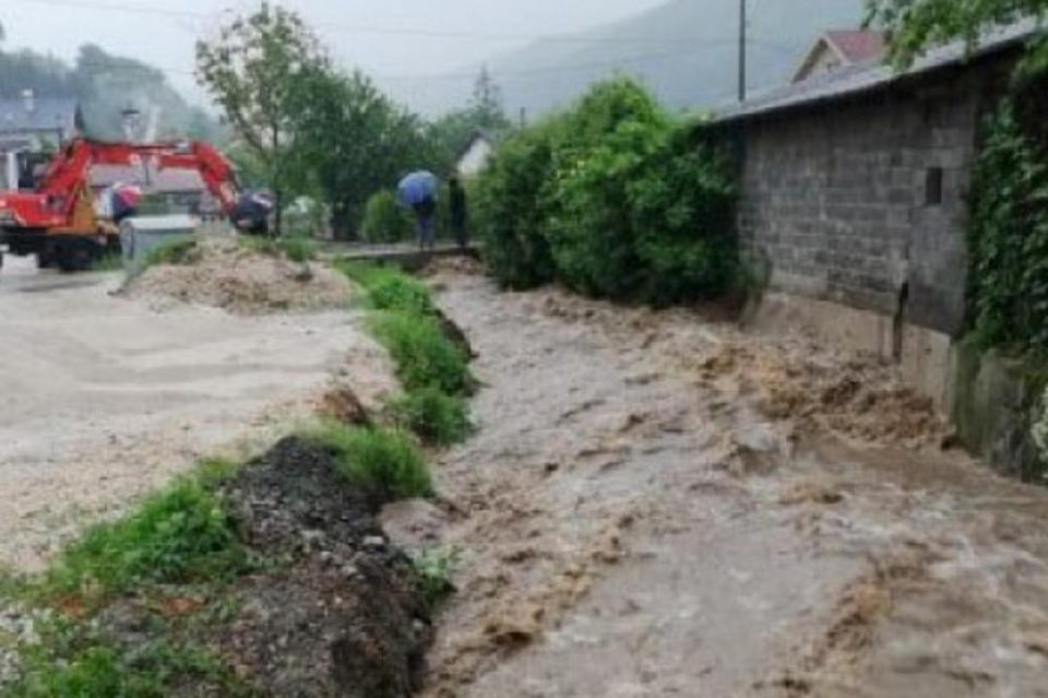 Шестгодишно дете паднало во надојдената река во БиХ, мајката скокнала по него