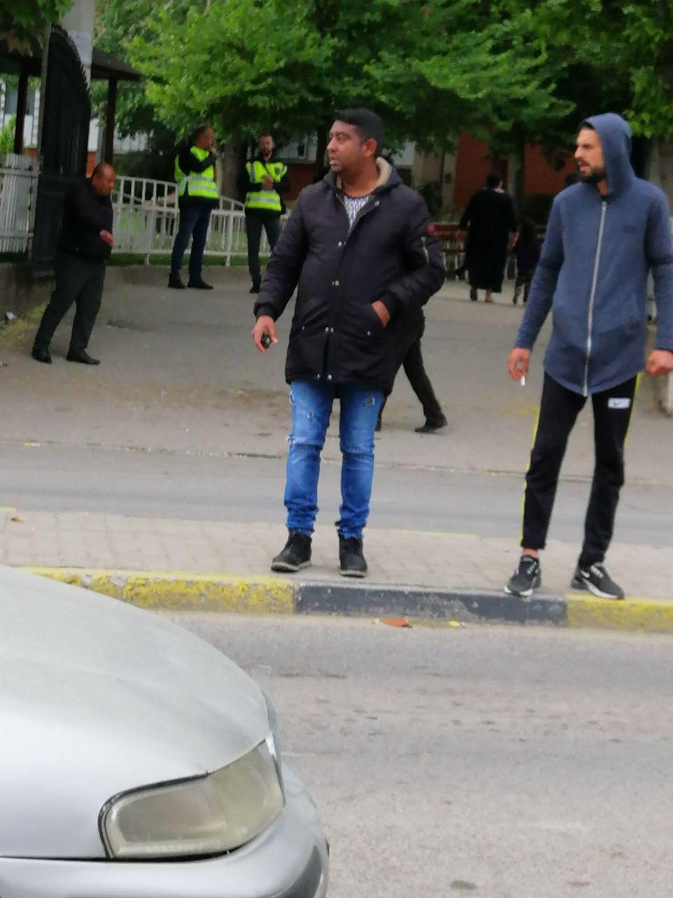 Се поткyпyвaaт гласачи во Струмица по избирачки список, пред очите на полициjaта