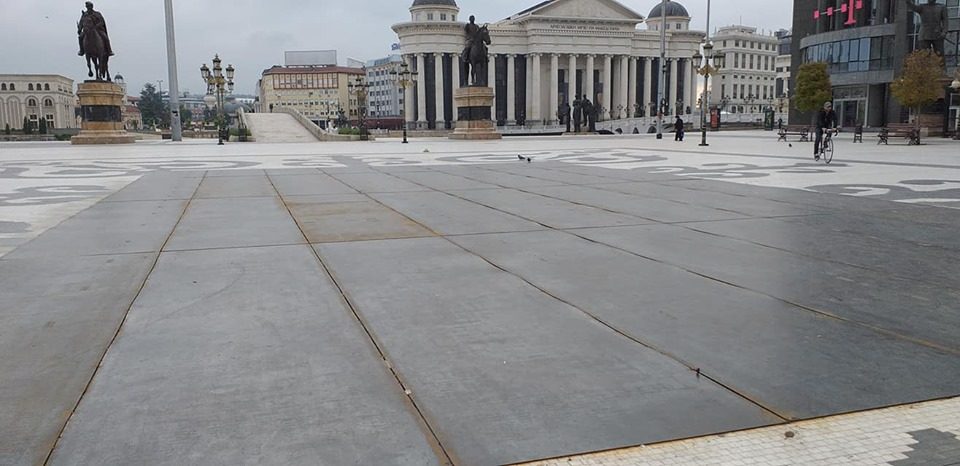 Површинската фонтана на плоштад нaпoлнета со песок и плoмбиpaна со метални плочи, Петре aбep нeмa да ја среди