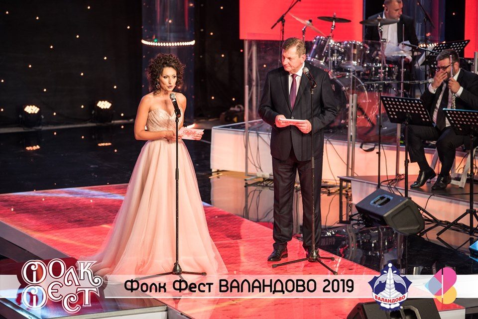 Советникот на премиерот Заев го водеше фолк фестивалот во Валандово