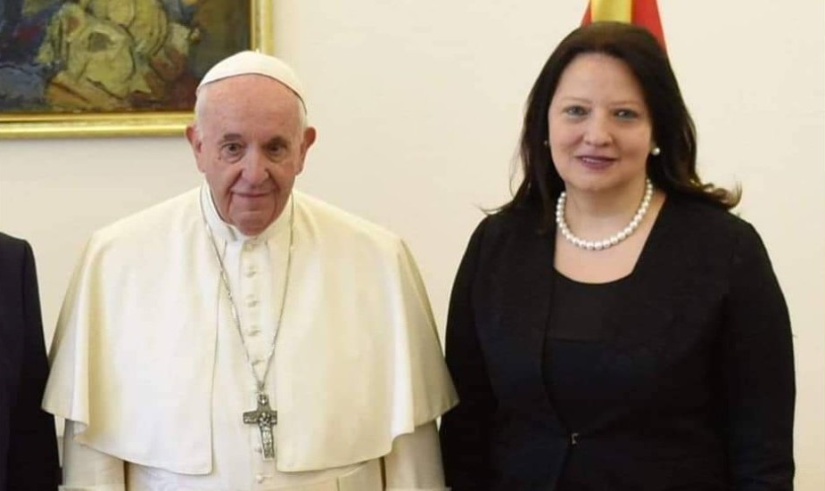 Скинати хулахопки и голи колена, Иванова критикувана за тоа како го пречека Папата