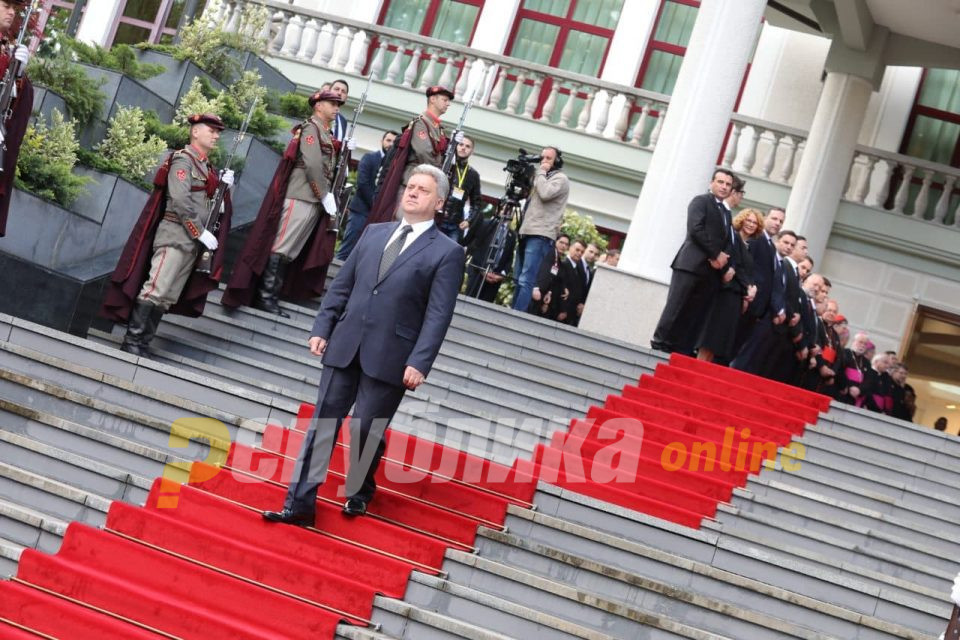 Со крената глава или со свиткана кичма – како ќе си замине претседателот од вилата „Водно“?