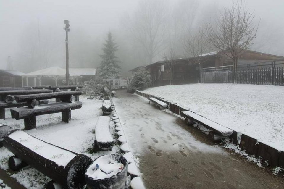 Во Словенија паѓа снег