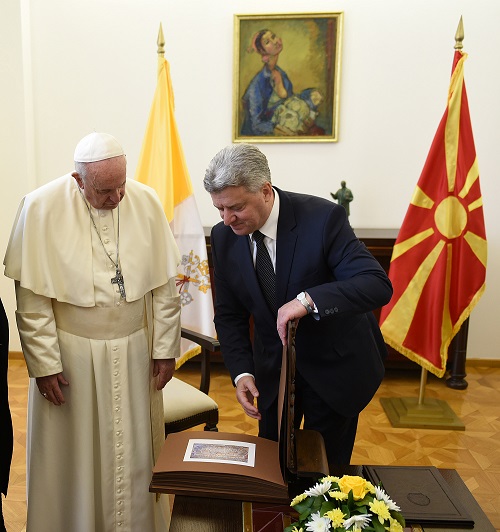 Што му подари Иванов на Папата?