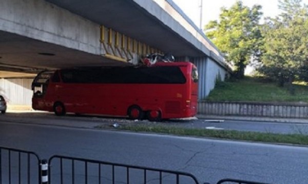 Македонски автобус удри во надвозник во Пловдив