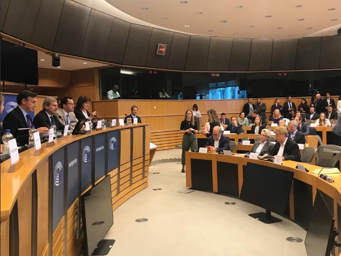 Хан: ЕК ги повтори минатогодишните препораки – да отвориме преговори за членство