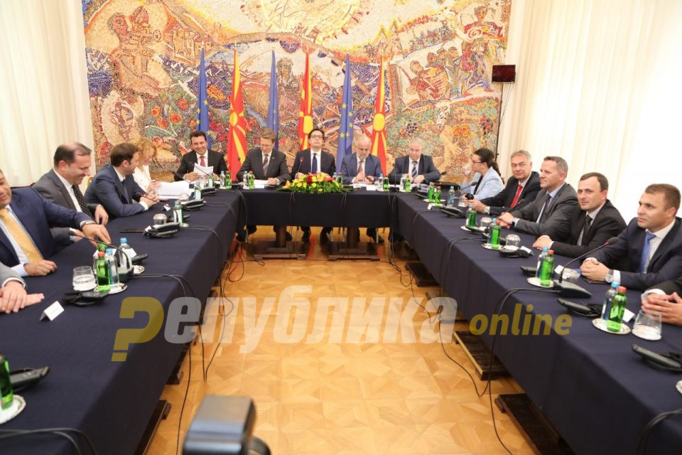 Спорот со Грција го нема, но нема ни датум за преговори