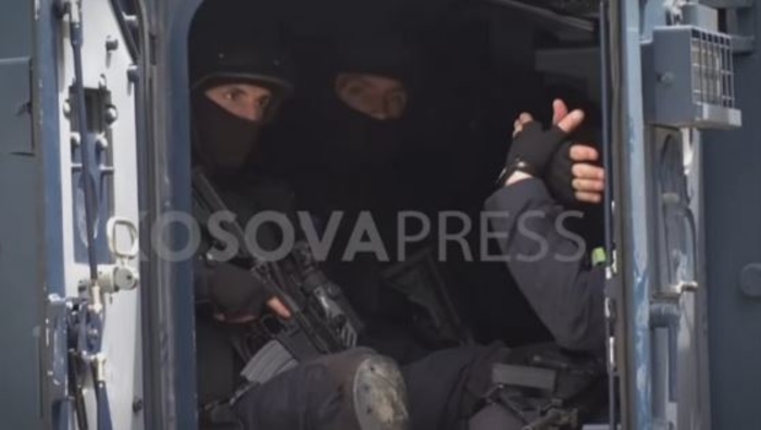 Косовски специјалец покажува двоглав орел при апсење на Србин