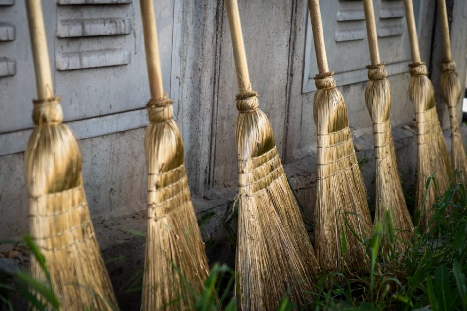 СДСМ пред одлука за најавената чистка – ќе замете ли метлата само во партиските дворови?