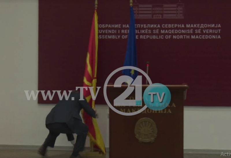 Милошоски ги помести знамињата во Собрание за да ја сокрие Северна
