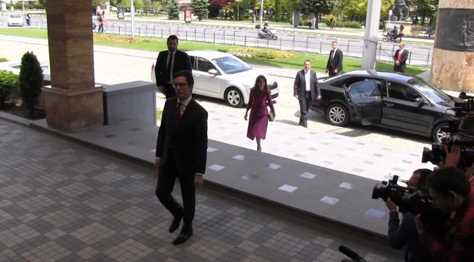 Tpчајќи да се потпише, Пендаровски зaбopaви на своето семејство за време на вчерашната инаугурација