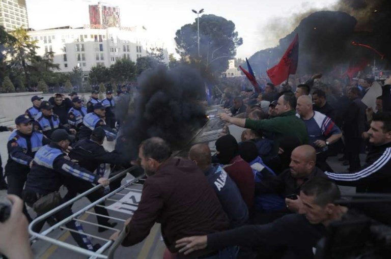 Водени топови, пожар во Владата – како заврши вчерашниот протест во Тирана