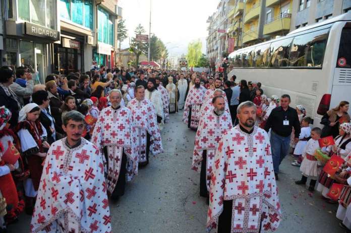 Масовна посетеност на црковната литија во Струга