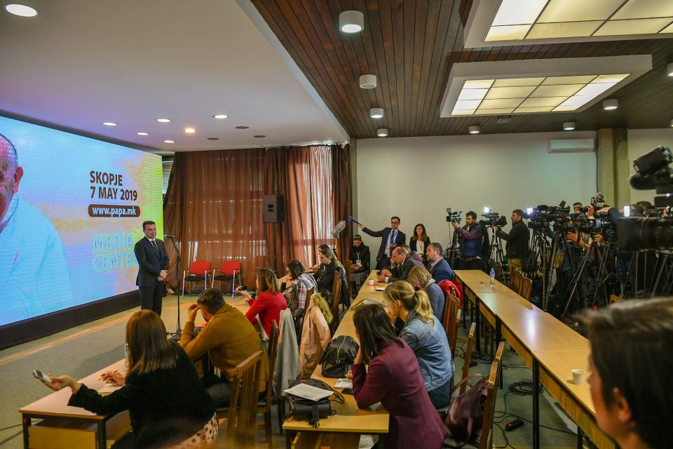 Што по Папата: Би се сретнал со Макрон и десет пати