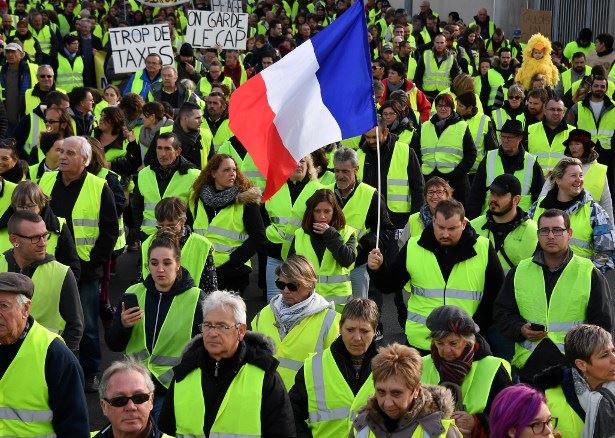 Полицијата во Нант и Лион употреби солзавец против „жолтите елеци“