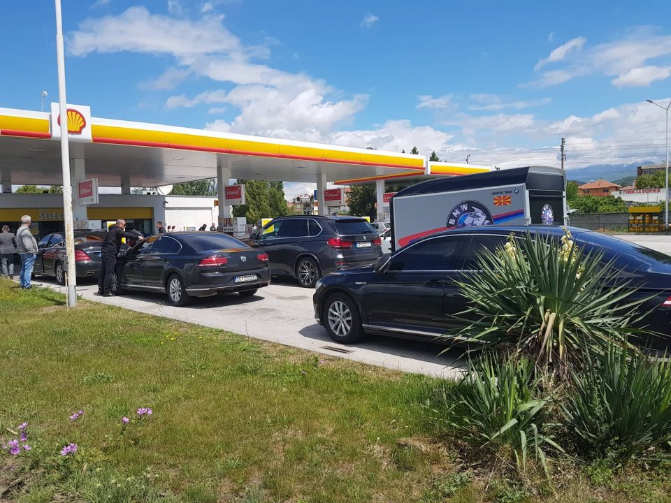 Заев блокира автопат кај Благоевград, со свитата запоседнаа и бензиска