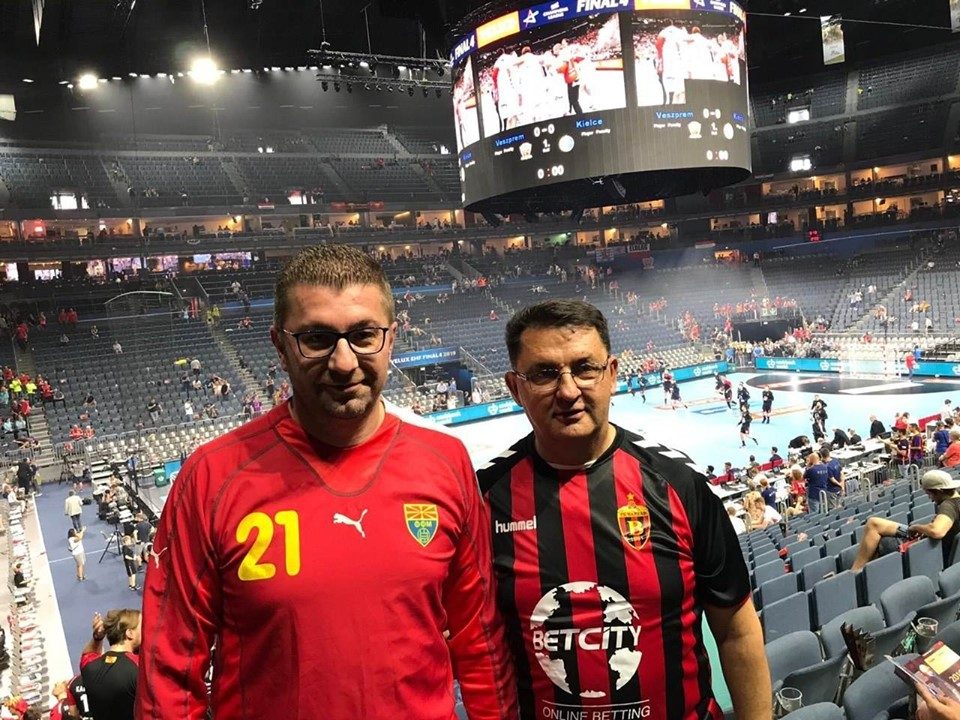 Христијан Мицкоски и Трајко Славески во Келн го бодрат Вардар