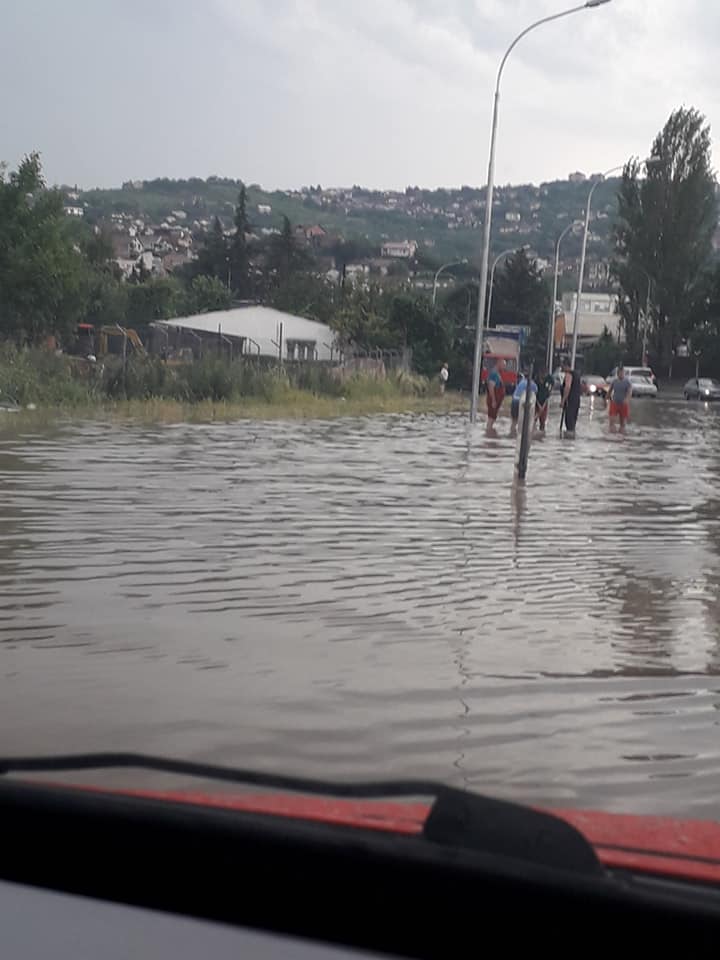 Кај Цементара буквално има вода до колена