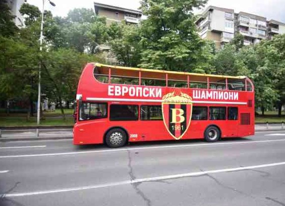 Цврено-црните се собраа пред Вардаровиот дом и тргнаа на аеродром (ВО ЖИВО)