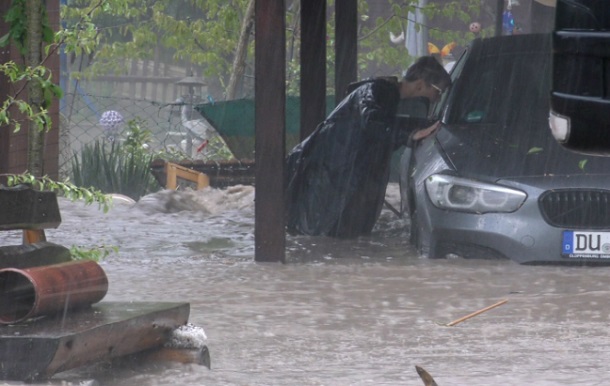 Над 20 лица повредени во бура во Германија