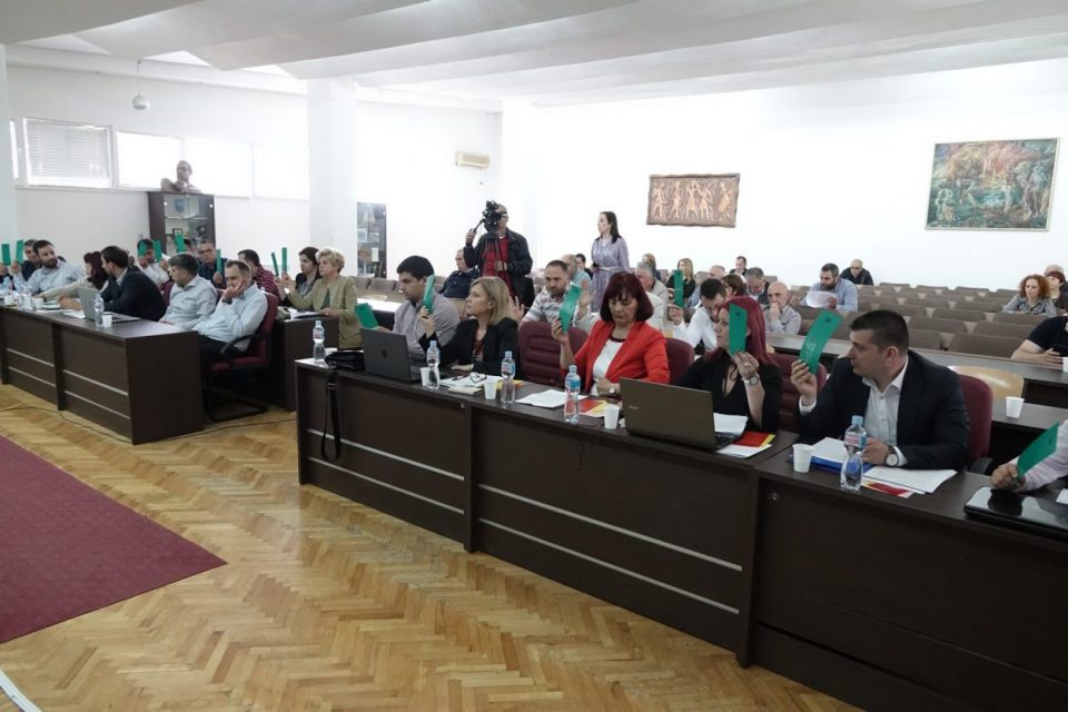 Физичка пресметка во Советот на Општина Охрид: Нефи Усеини од ДУИ го нападнал Џемаил Мена од БЕСА