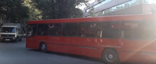 Полицијата со градски автобуси уапси полски навивачи