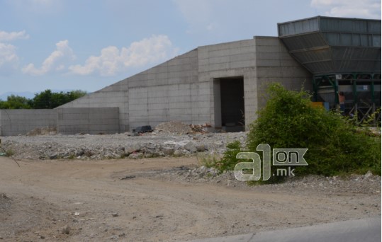 Советникот Усеини гради бетонска база без дозволи, никој не го чепка