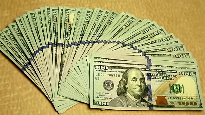 Осум лица продавале „фалц“ долари во банка во Кавадарци, чатворица вработени им ги менувале