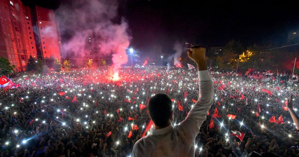 Поразот на Ердоган се славеше со „Јутро је“ од Нада Топчагиќ