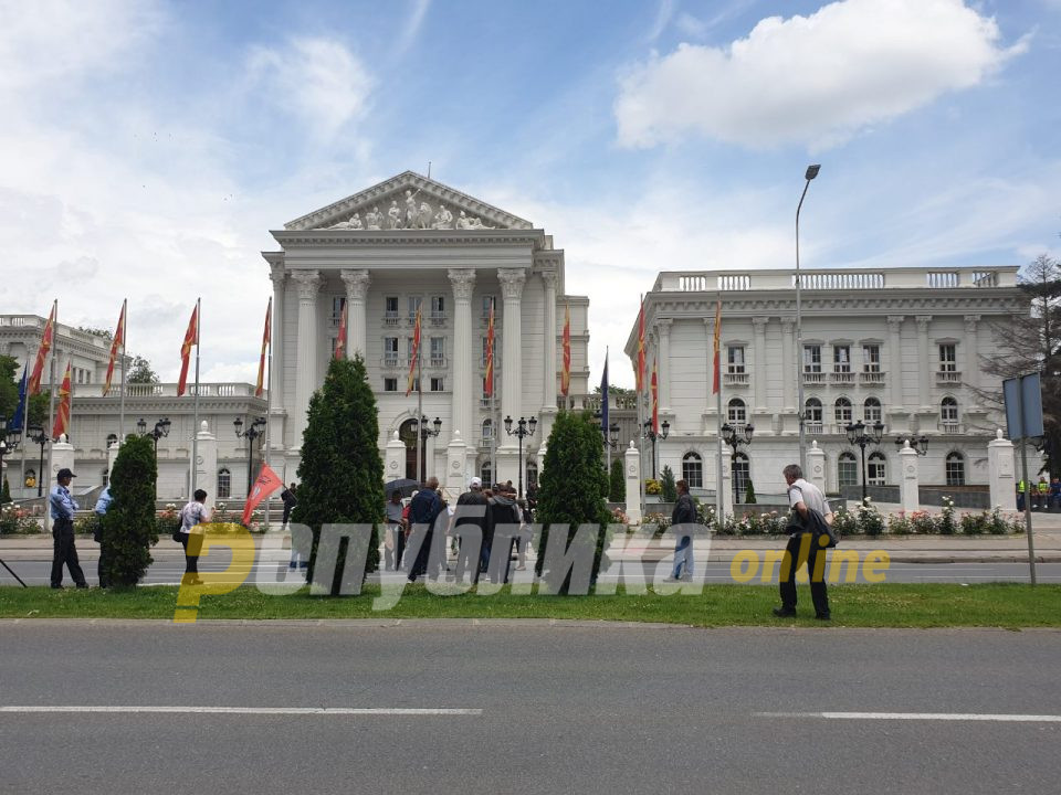 Подарок пред Влада, од народот за Заев
