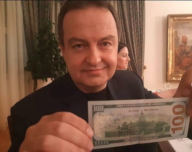 Дачиќ се приклучи на најновиот предизвик на „Инстаграм“: Напиша „Косово е Србија“ на банкнота од 100 долари