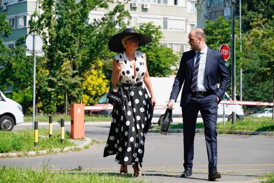 Карлеуша дошла да се мири со Цеца: Јелена во фустан на туфни и огромно деколте се појави на суд