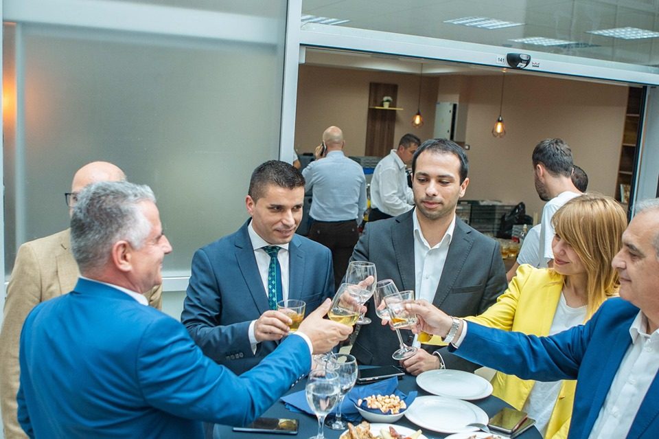 Земјоделците не знаат што со себе од очај, а во МЗШВ се пијат коктели