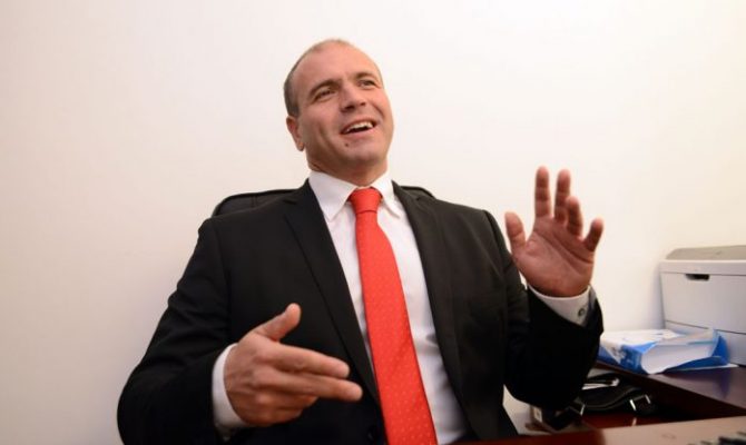 Максим Димитриевски: Менувај го полот, но не на државна сметка!