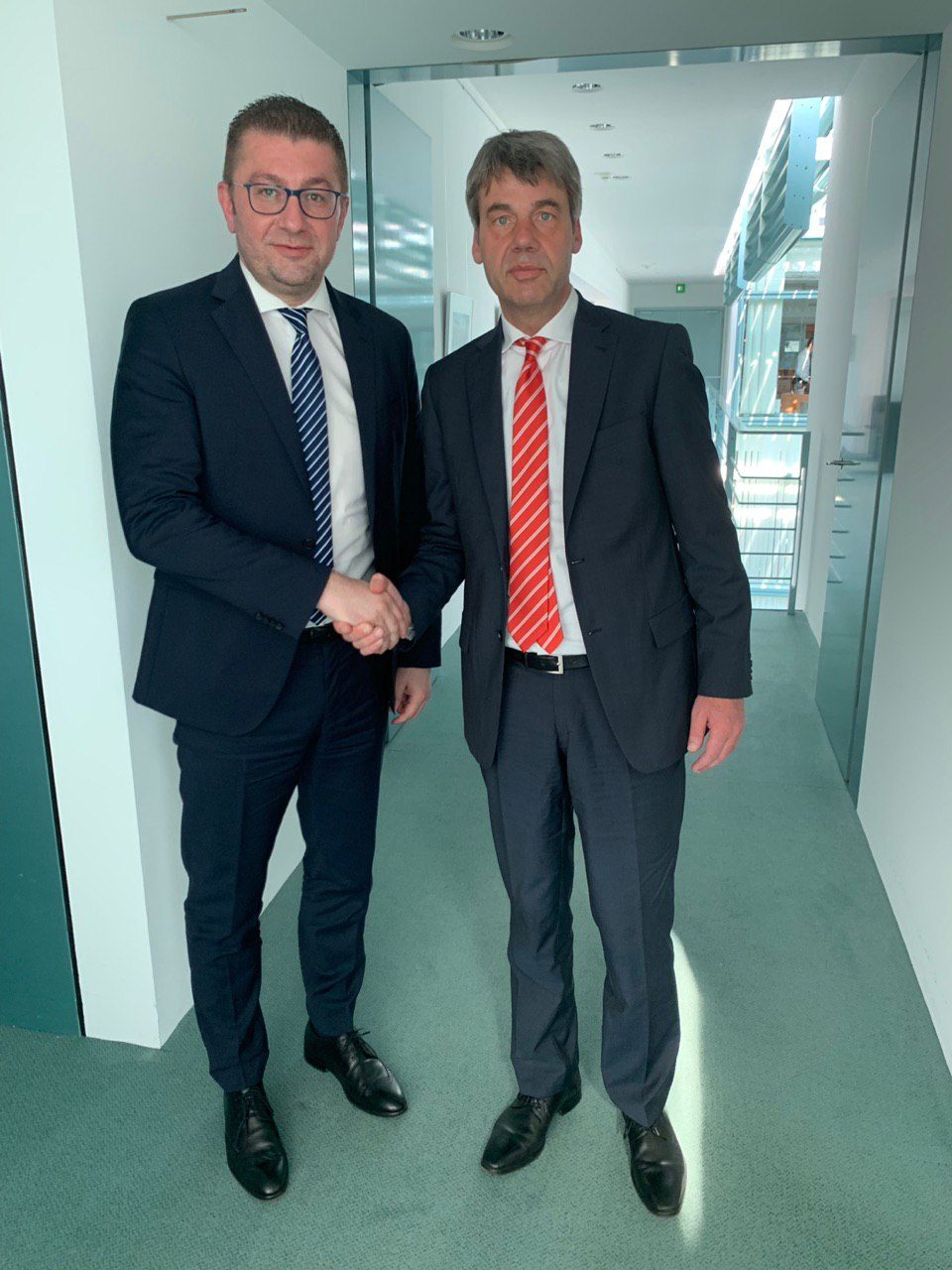 Мицкоски – Хекер: Не казнувајте ги граѓаните поради неспособноста на Заев, доделете ни датум за преговори