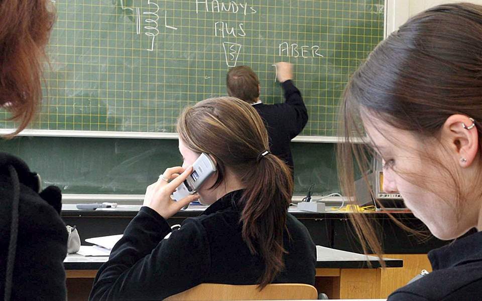 Во Општина Карпош од септември ќе се ограничат мобилните во текот на наставата