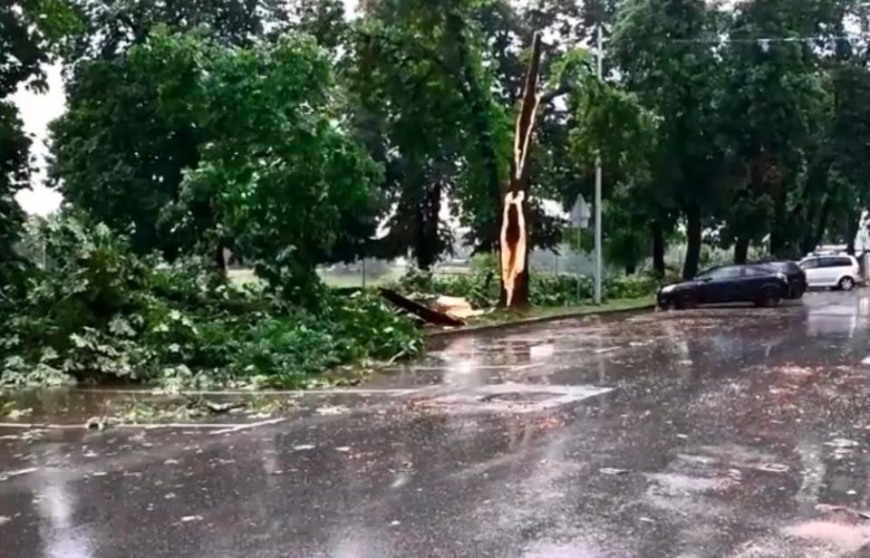 Попладне нестабилно време со пороен дожд и грмежи, локално со услови за појава на град