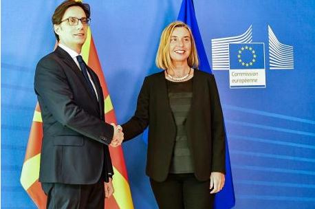 Пендаровски-Могерини: Македонија треба да добие датум за преговори