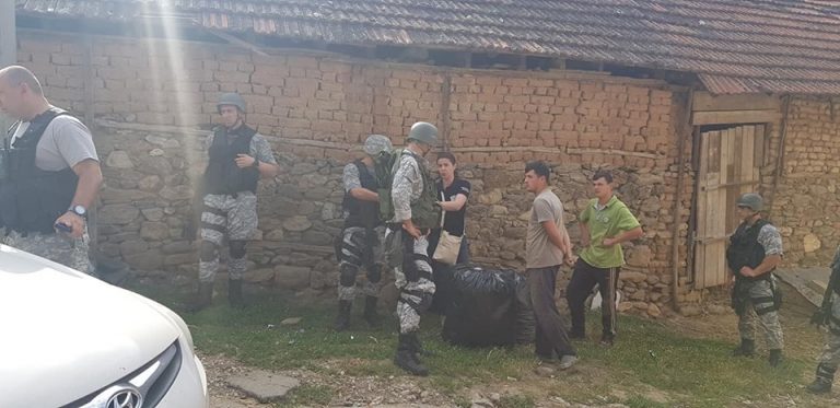 Полицијата на Спасовски под полна опрема и со хаубици врши терор во Љуботен