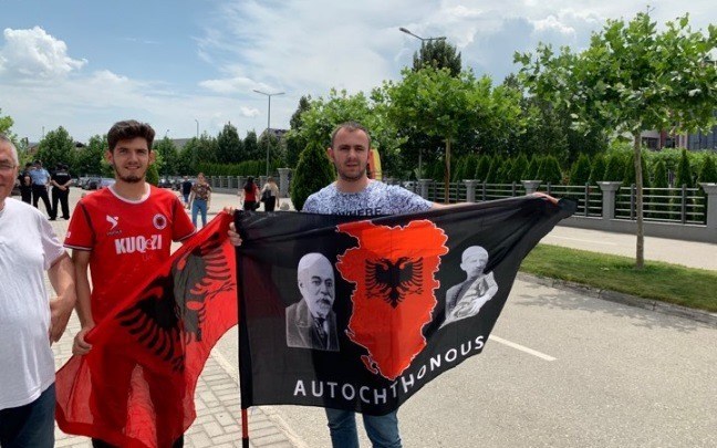 Почнаа протестите пред седиштето на ДУИ, се очекува да дојде и братот на Ел Чека