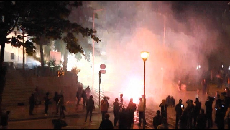 (Следете во живо) Ескалираа протестите во Албанија: Молотови коктели, солзавец и водени топови