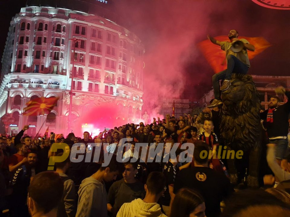 Фотогалерија: Вардар победува, Македонија се радува! Големо славење на скопскиот плоштад