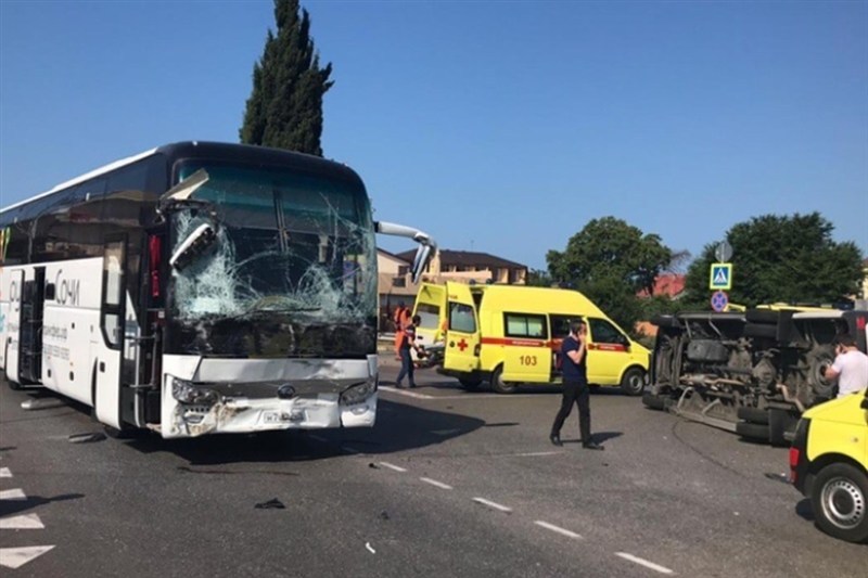 Дваесетина повредени во судар на автобуси